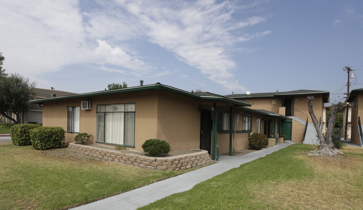 2139 W Ball Rd in Anaheim, CA - Foto de edificio
