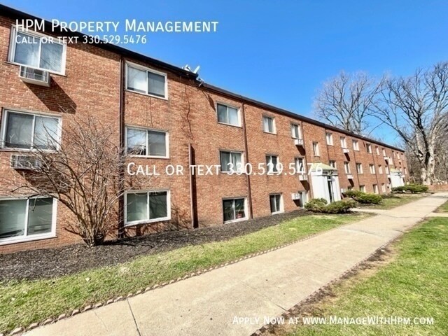 20584 Lorain Rd in Fairview Park, OH - Building Photo