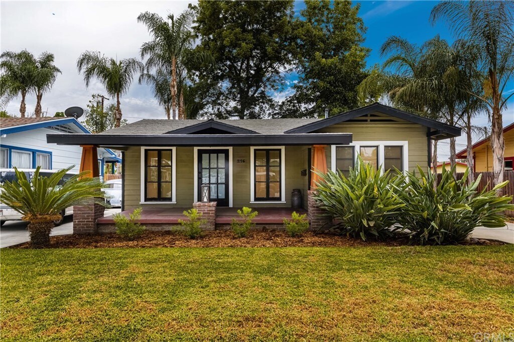 216 W Whiting Ave in Fullerton, CA - Building Photo