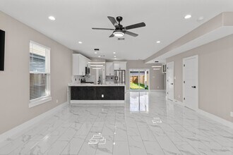 7925 Colonial Ln in Houston, TX - Building Photo - Building Photo