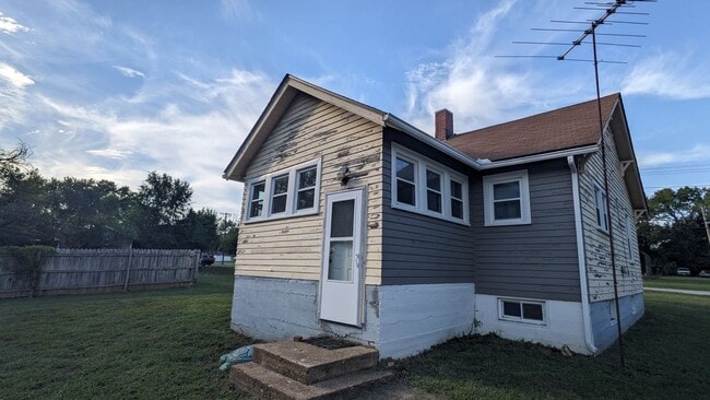 904 E Locust St in Bolivar, MO - Building Photo - Building Photo