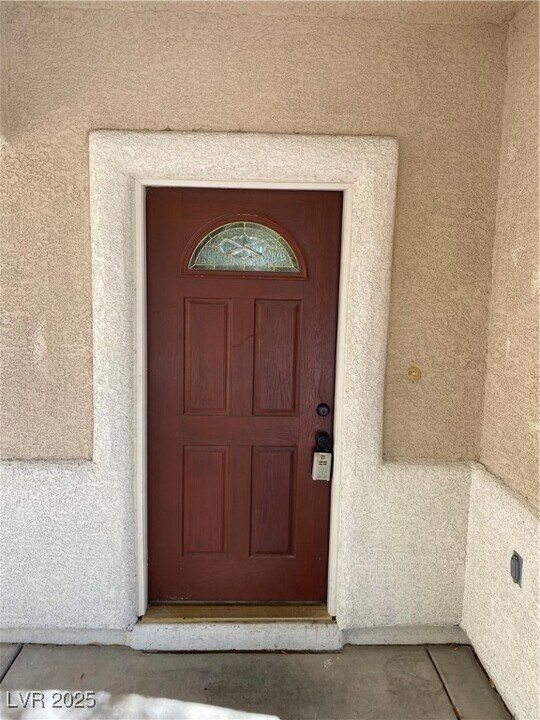 5680 Arrow Tree St in Las Vegas, NV - Building Photo