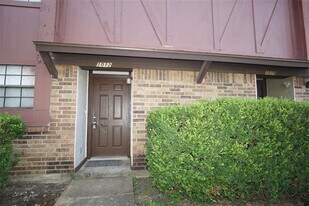 1008 Southmoor Dr in Arlington, TX - Building Photo