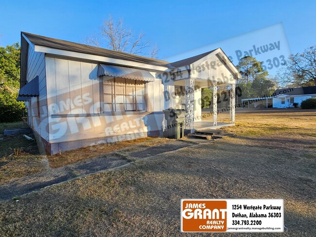 1207 Travis Rd in Dothan, AL - Foto de edificio - Building Photo