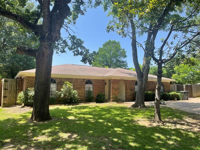 2014 Bay Oaks Dr in Arlington, TX - Building Photo - Building Photo
