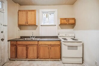 657 W King St, Unit Apt. 1 in York, PA - Foto de edificio - Building Photo