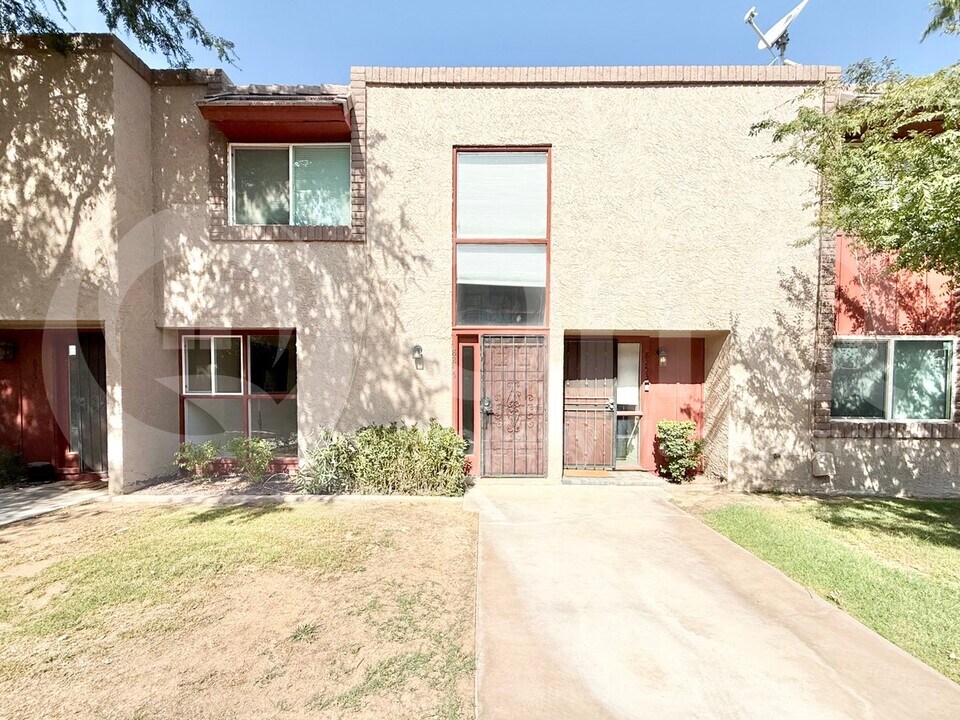 8255 E Thomas Rd in Scottsdale, AZ - Building Photo