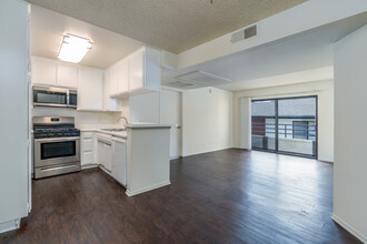 Campus Crossing Apartments in Northridge, CA - Building Photo - Interior Photo