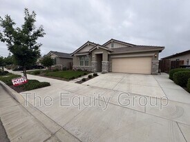 1336 W Porter Ave in Visalia, CA - Building Photo