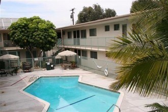 TUSTIN LANAI APARTMENTS in Tustin, CA - Building Photo - Building Photo
