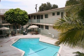 TUSTIN LANAI APARTMENTS in Tustin, CA - Foto de edificio - Building Photo