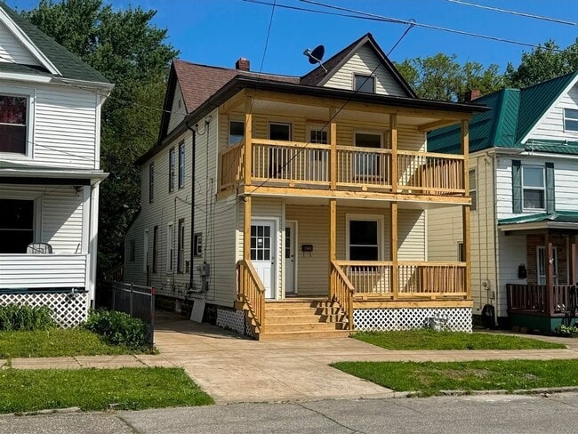 property at 722 E 7th St
