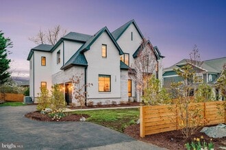 1100 Balls Hill Rd in McLean, VA - Foto de edificio - Building Photo