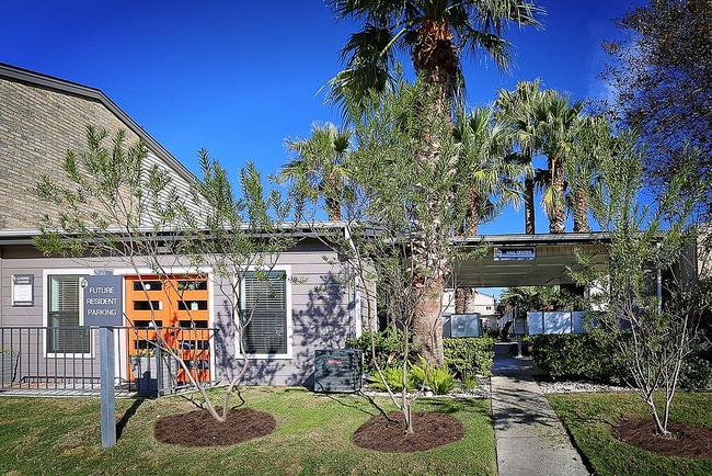 Alamo Estates in San Antonio, TX - Foto de edificio - Building Photo