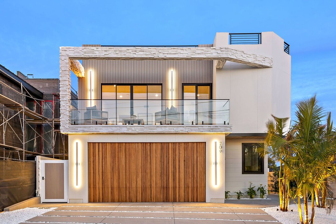 209 W Avenida San Antonio in San Clemente, CA - Building Photo
