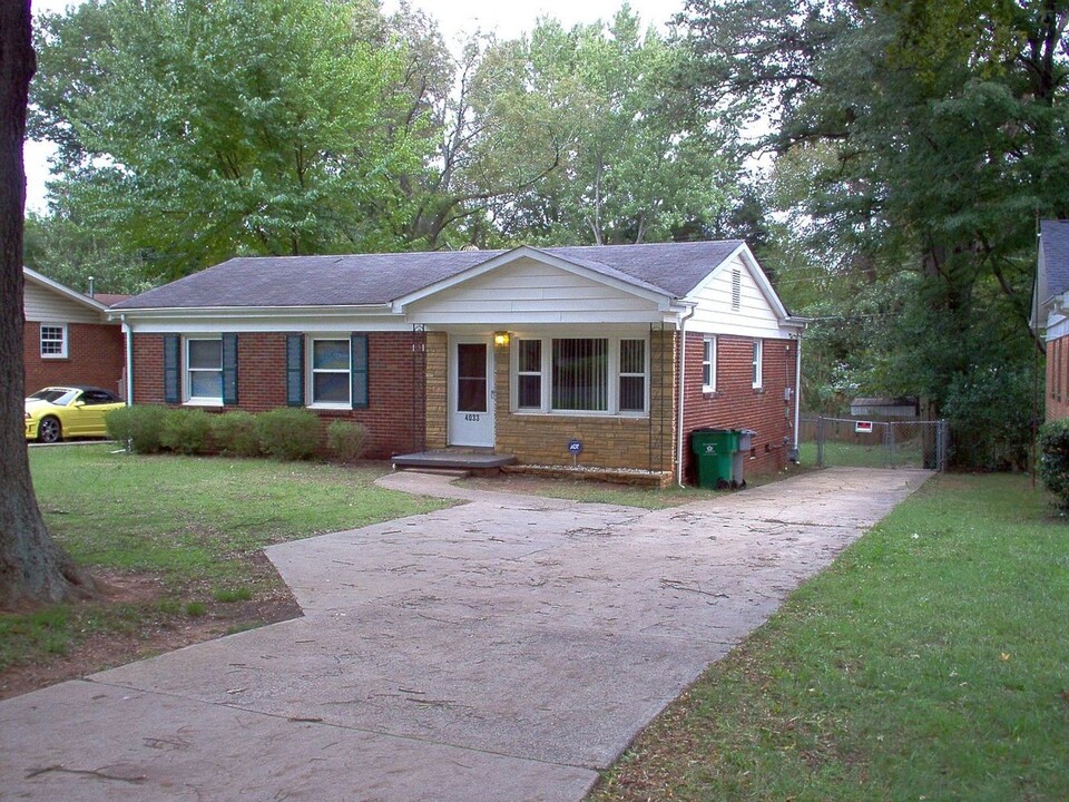 4033 Whitehall Dr in Charlotte, NC - Building Photo