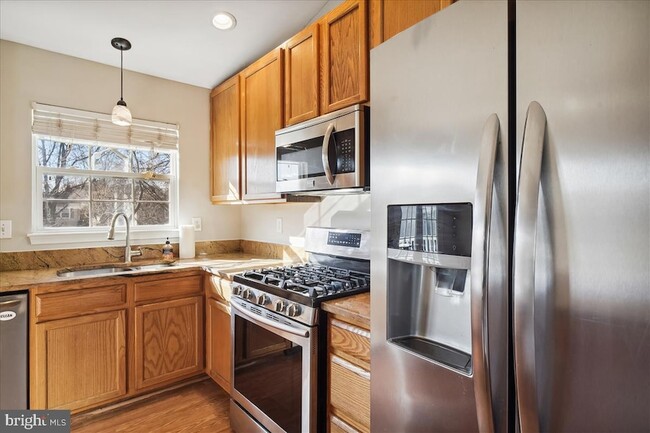 102 W Deer Park Rd in Gaithersburg, MD - Foto de edificio - Building Photo