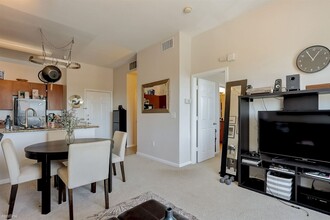 1060 S Third St-Unit -Apt 311 in San Jose, CA - Building Photo - Building Photo