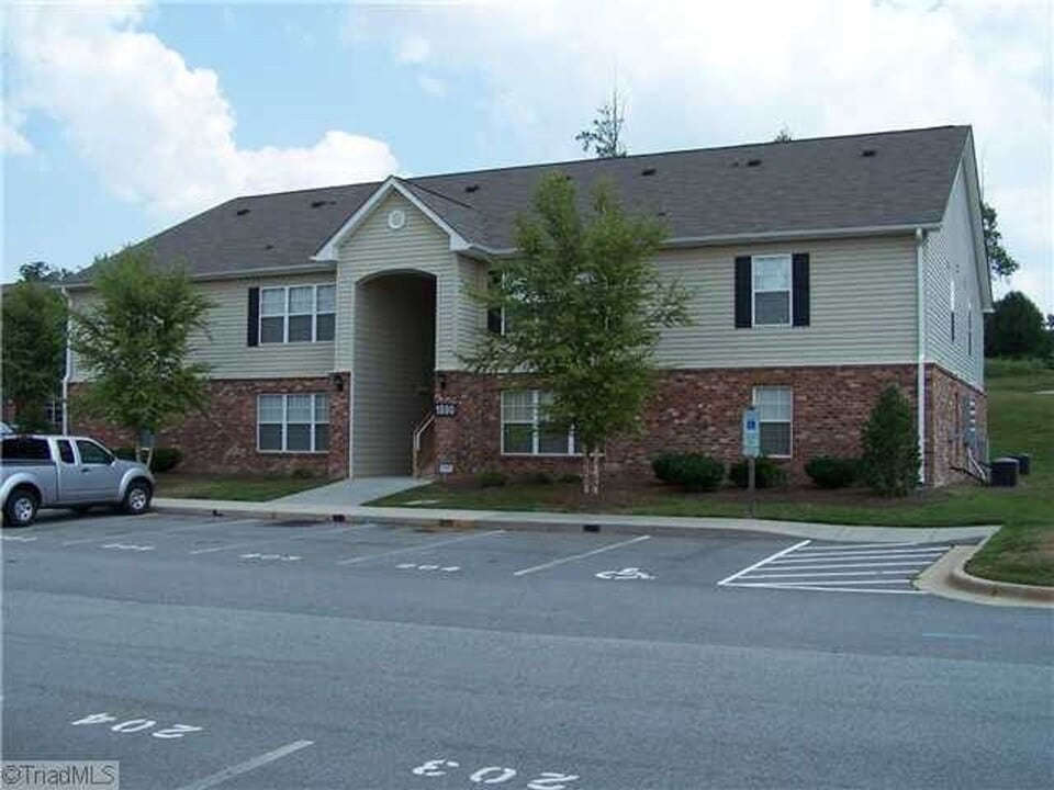 1880 Crest Hollow Dr in Winston-Salem, NC - Building Photo