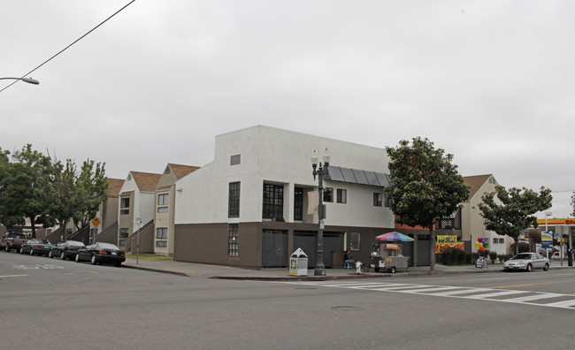 Fruitvale Villas in Oakland, CA - Building Photo - Building Photo