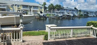 5215 Coquina Key Dr SE in St. Petersburg, FL - Building Photo