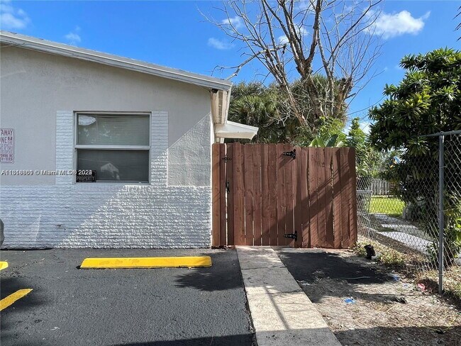 534 NW 23rd Ave-Unit -2 in Fort Lauderdale, FL - Building Photo - Building Photo