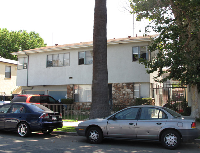 2350 Cedar Ave in Long Beach, CA - Foto de edificio - Building Photo