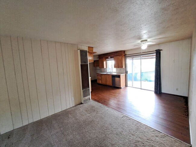 1165 NE Ridge Ave in Roseburg, OR - Building Photo - Building Photo