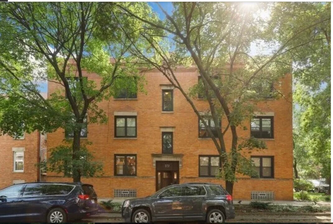 3737 N Leavitt St, Unit 3N in Chicago, IL - Foto de edificio