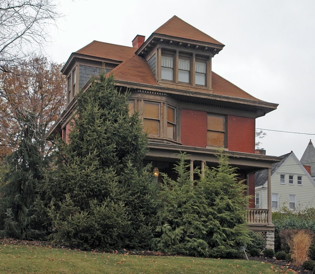 2229 Highland Ave in Cincinnati, OH - Building Photo - Building Photo