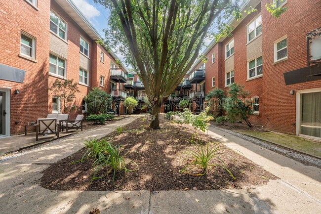 property at 6429 N Damen Ave