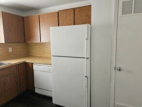 215 N 400 W in Ferron, UT - Foto de edificio - Building Photo