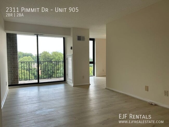 2311 Pimmit Dr in Falls Church, VA - Building Photo - Building Photo
