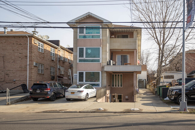 5735 Lawrence St in Flushing, NY - Foto de edificio - Building Photo