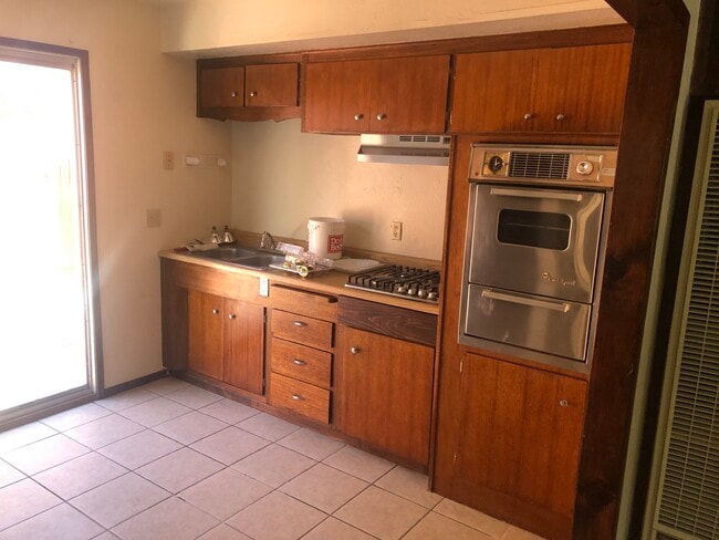 23742 Pioneer Camp Rd in Crestline, CA - Foto de edificio - Building Photo