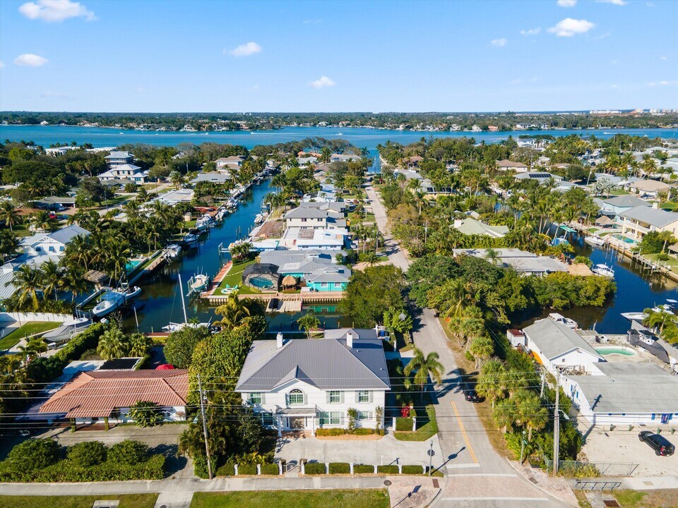 401 Center St in Jupiter, FL - Building Photo