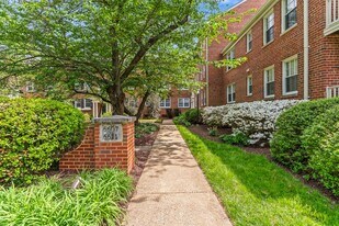 6611 E Wakefield Dr in Alexandria, VA - Building Photo