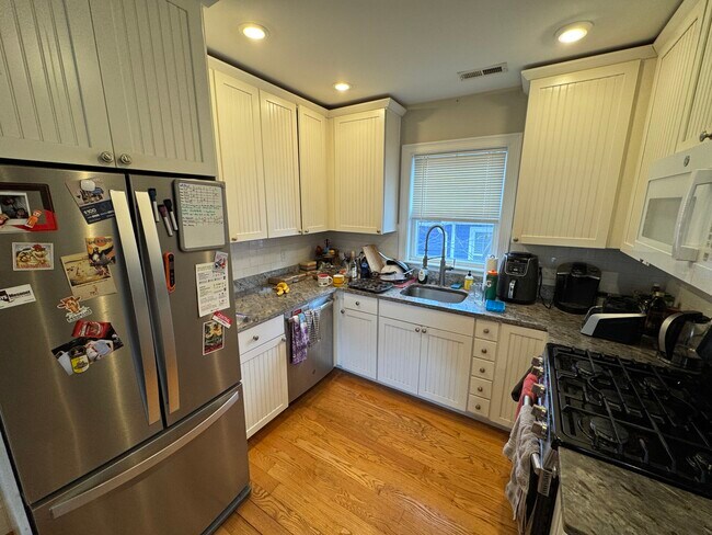 183 River St, Unit 2 in Cambridge, MA - Foto de edificio - Building Photo