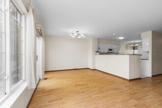 8966 W Heathwood Cir in Niles, IL - Building Photo - Building Photo