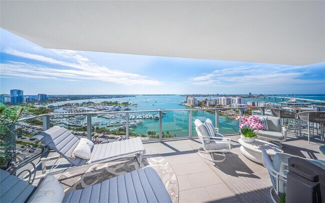 1155 N Gulfstream Ave in Sarasota, FL - Building Photo - Building Photo