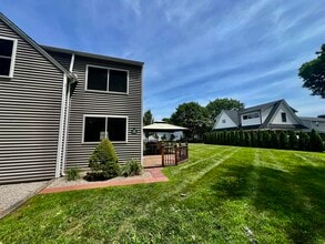 12 Elm Ave in Westbrook, CT - Foto de edificio - Building Photo