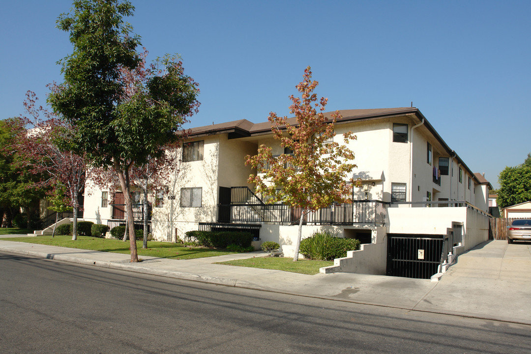 609 E Windsor Rd in Glendale, CA - Foto de edificio