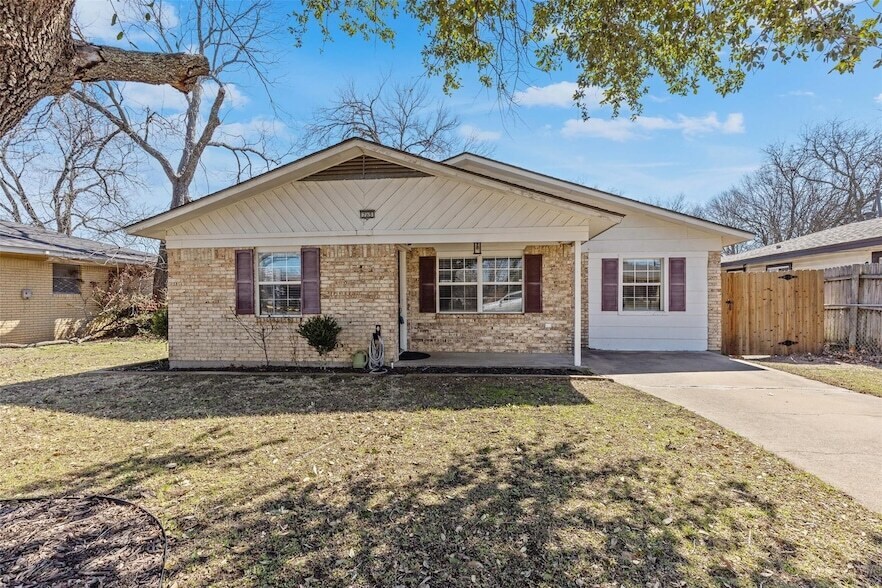 705 Phillips St in Cleburne, TX - Building Photo