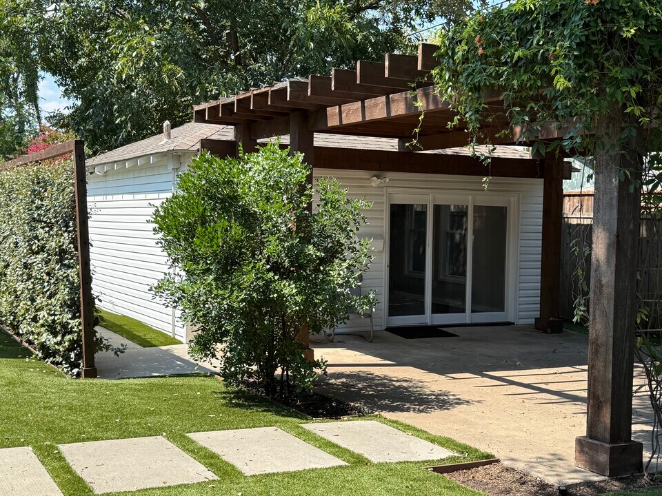 3925 Gaspar Dr, Unit Garage Apartment in Dallas, TX - Building Photo