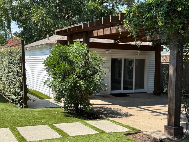 3925 Gaspar Dr, Unit Garage Apartment