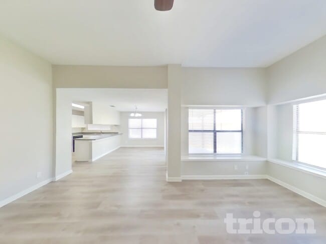 7927 Wayside Trail in San Antonio, TX - Foto de edificio - Building Photo