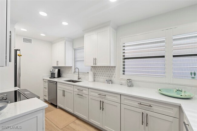 property at 1910 Gulf Shore Blvd N