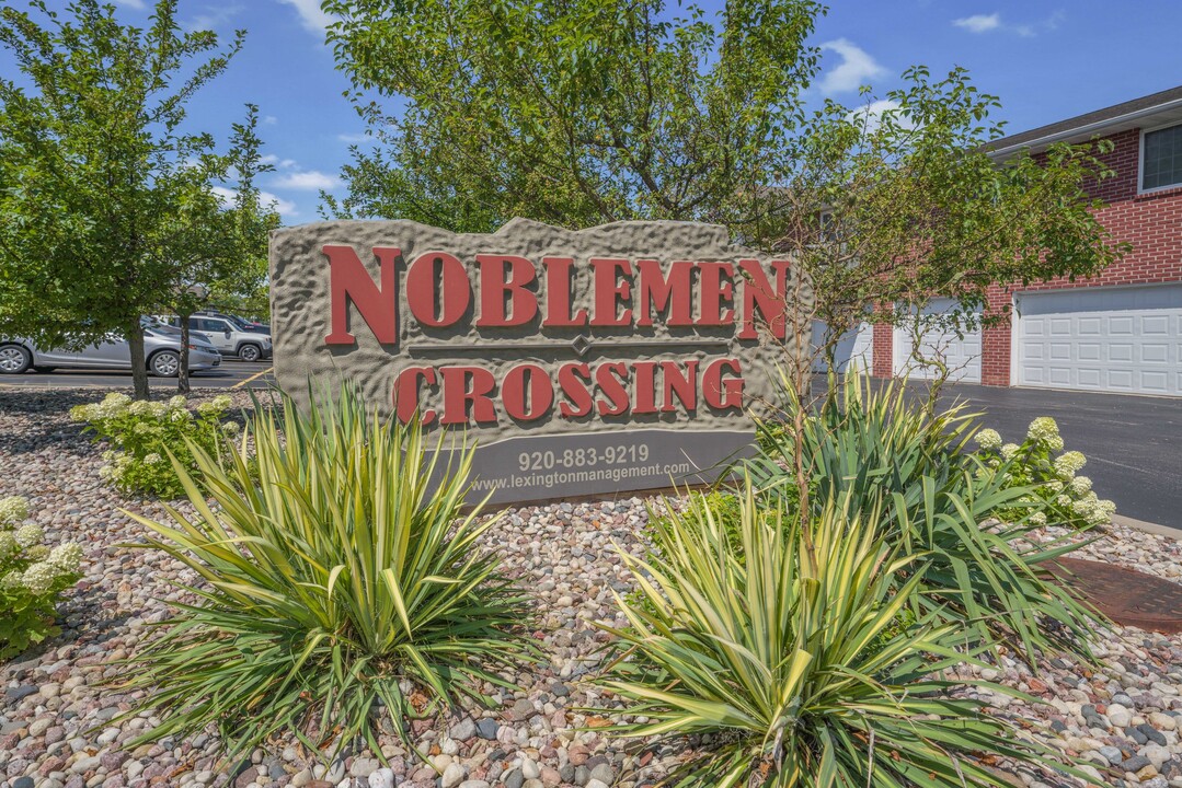 Noblemen Crossing in Little Chute, WI - Foto de edificio