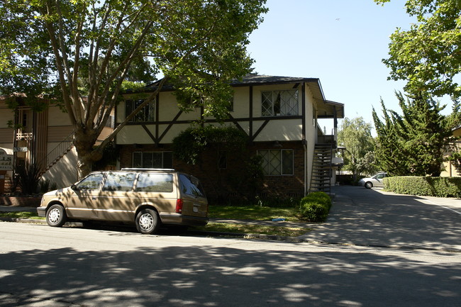 1311 Mills St in Menlo Park, CA - Foto de edificio - Building Photo