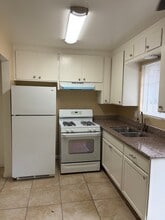 1701 Carver Ct, Unit 2 in Modesto, CA - Foto de edificio - Building Photo